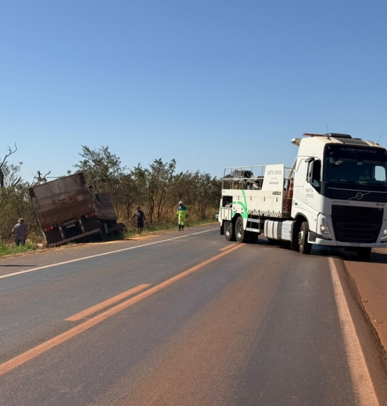 BR-452 está interditada nos dois sentidos para retirada de carreta