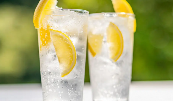 Água com gás faz bem? Especialistas explicam benefícios e quando evitar a bebida