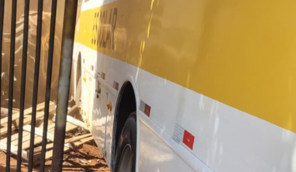 Ônibus escolar desgovernado quase atinge homem e bate em veículos em Rio Verde