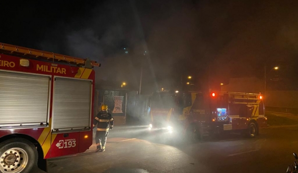 Bombeiros combatem incêndio em Brechó de Rio Verde
