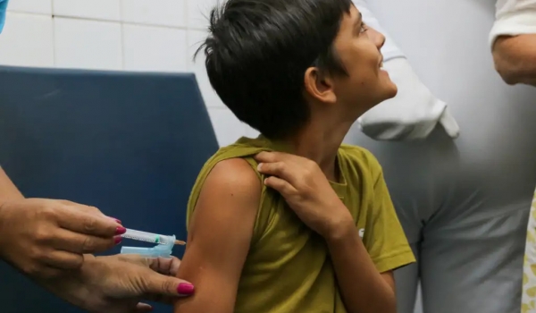 Vacinação contra a dengue será ampliada para adolescentes de 14 anos