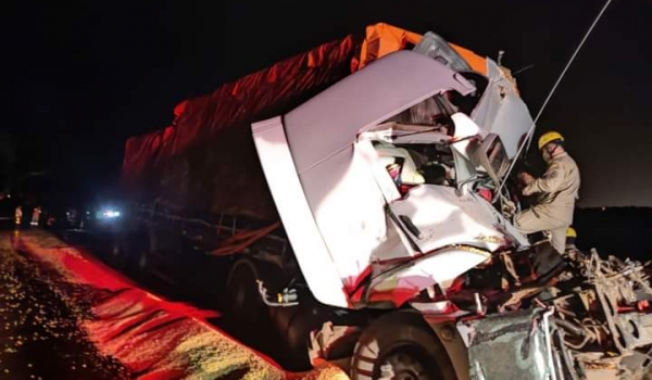 Motorista morre em grave acidente entre caminhões em Ponte