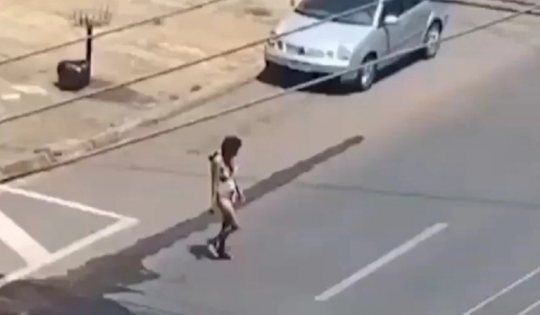 Mulher é flagrada andando seminua em Goiânia 