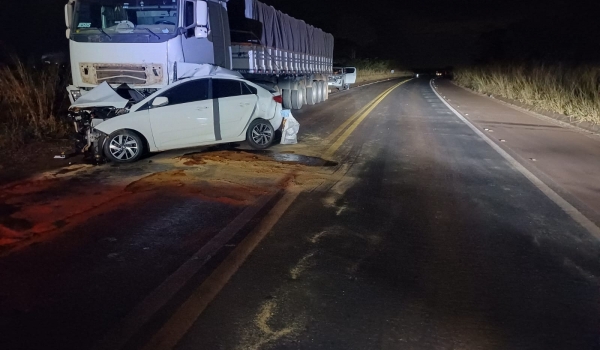 Condutora morre após colisão entre carro e caminhão na BR-452 