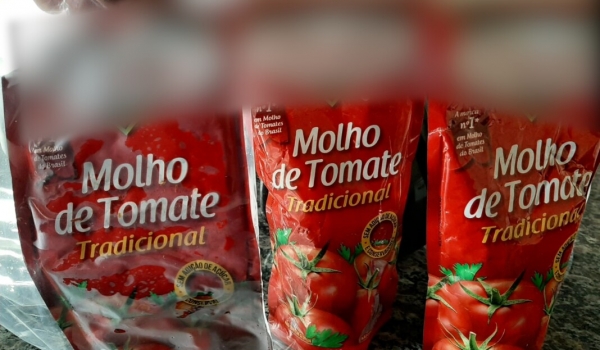 Consumidores denunciam empresa por conter corpos estranhos em sachês de molho de tomate em Goiás