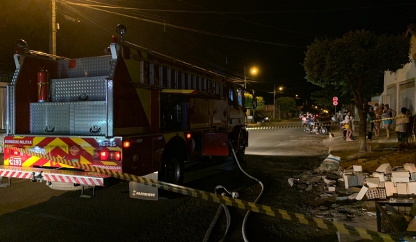 Residência acaba incendiada após tentativa de fazer comida