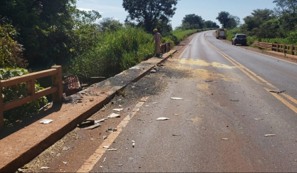 Dois caminhões caem de ponte após colisão frontal na BR 452