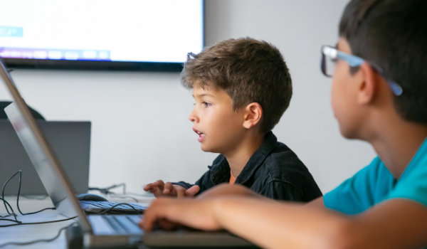 A CHECAGEM DE IDADE NAS PLATAFORMAS: PROTEÇÃO OU ILUSÃO?