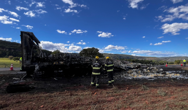 Ação rápida evita tragédia em incêndio de carreta na BR-364 próximo a Cachoeira Alta