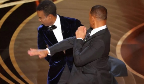 Academia do Oscar afirma não tolerar violência após Will Smith dar tapa em Chris Rock durante cerimônia