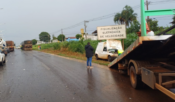 Colisão entre carro e caminhão é registrado na BR-060, em Rio Verde