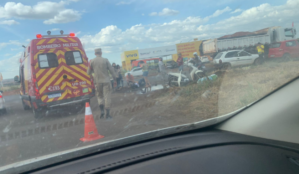 Acidente entre carreta e moto no Anel Viário