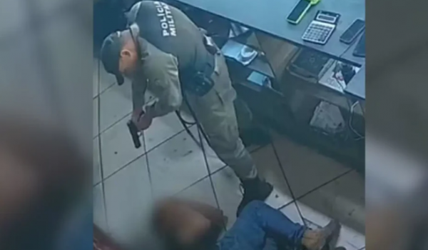 Adolescente de 16 anos é agredido por policial enquanto trabalhava após ser acusado de 'encarar' o militar em Catalão