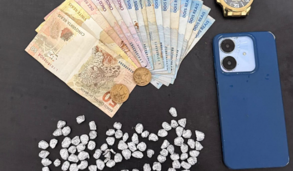 Adolescente tenta fugir da GCM e é apreendido com 76 porções de crack Praça do Bairro Popular, em Rio Verde