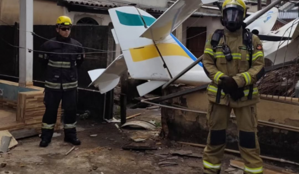 Aeronave que saiu de Jataí cai sobre casa em Goiânia; piloto sofre ferimentos leves