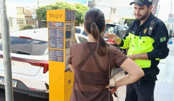 Agentes de trânsito reforçam orientação sobre uso da Área Verde em Rio Verde