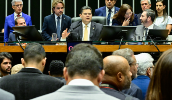 Congresso derruba veto de Lula ao PL da Dosimetria e presos do 8 de janeiro terão penas reduzidas