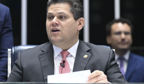 Alcolumbre articula perdão a Jair Bolsonaro em troca de apoio da direita para presidir o Senado