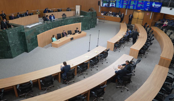 Deputados aprovam PEC que permite assumir secretarias em 24 cidades goianas, incluindo Rio Verde