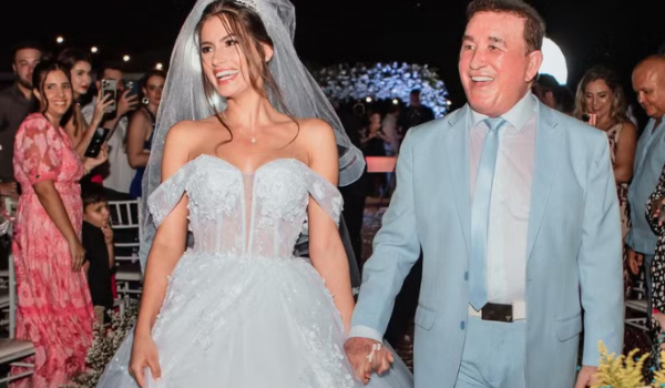 Amado Batista nega crise no casamento após declarações em show e sumiço da esposa das redes