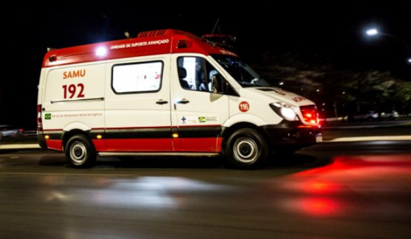 Ambulância e motocicleta se colidem em frente a Hospital Municipal de Rio Verde