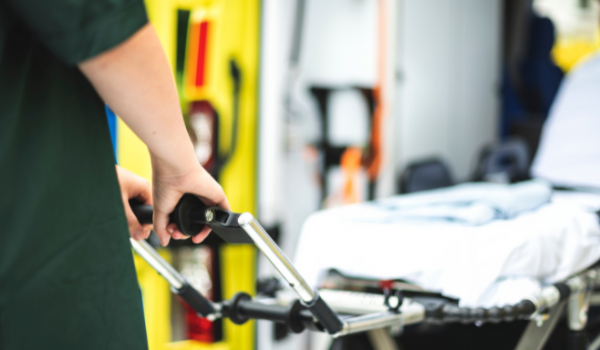 Colisão entre carro e moto deixa homem ferido na Vila Baylão, em Rio Verde