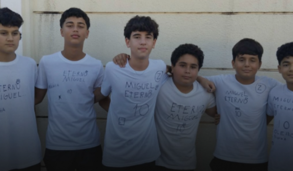 Amigos de Miguel, neto do prefeito de Itumbiara prestam homenagens durante o velório