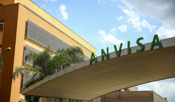 Anvisa cancela a autorização de sete produtos para cabelos