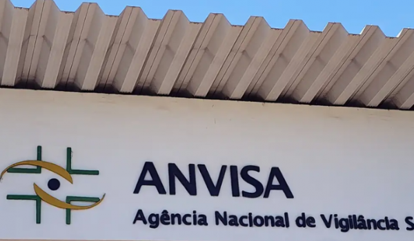 Anvisa manda recolher produtos decorativos com glitter e plástico usados em alimentos