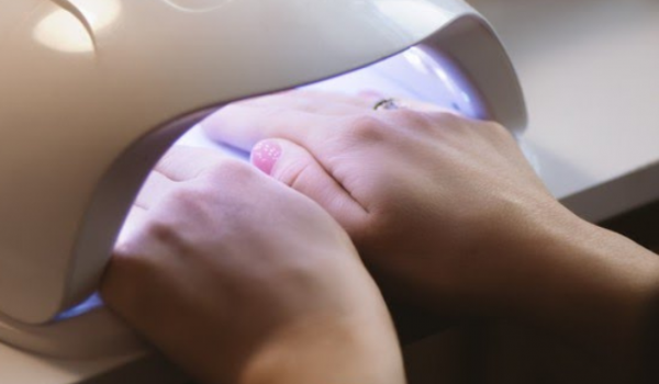 Anvisa proíbe substâncias usadas em esmaltes em gel por risco de câncer e infertilidade