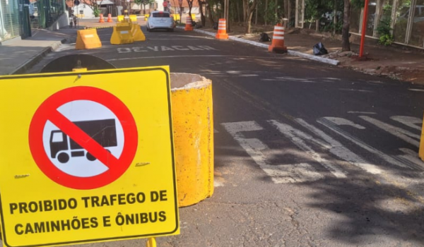 Após acidente, placas e manilhas são instaladas para restringir passagem de caminhões em rua de Rio Verde