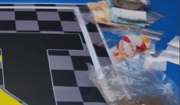 Após denúncias, PM apreende drogas e dinheiro em ação contra o tráfico no bairro Medeiros