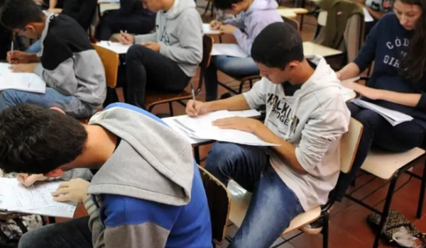 Apenas 1 em cada 10 alunos do Ensino Médio em Goiás tem aprendizado adequado, aponta estudo
