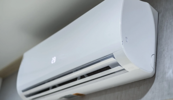 Ar-condicionado pesa na conta, mas uso consciente pode aliviar o bolso no calor