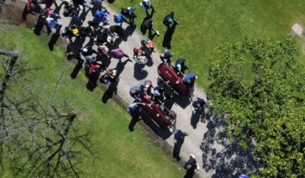 Assassinato transmitido ao vivo de três jovens na Argentina gera indignação