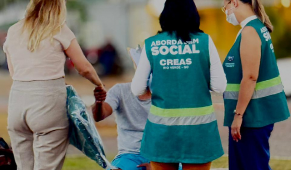 Assistência Social entrega cobertores a pessoas em situação de rua durante passagem de frio em Rio Verde
