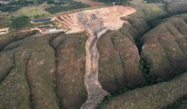 Governo de Goiás embarga aterro sanitário após desmoronamento de lixo em córrego em Padre Bernardo