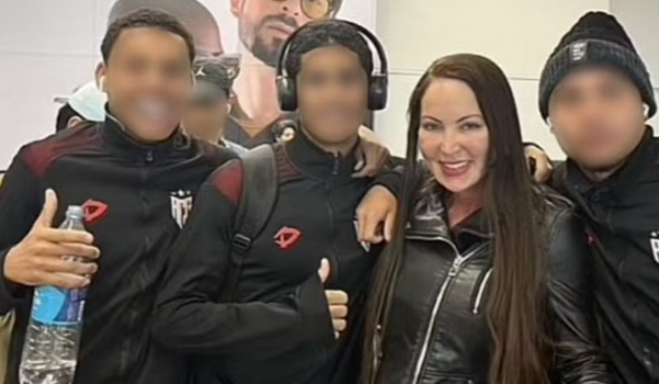 Atlético-GO dispensa seis jogadores da base após foto polêmica com atriz pornô