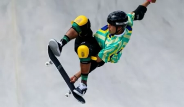 Augusto Akio faz volta perfeita e conquista bronze no skate park para o Brasil