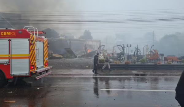 Avião cai e provoca incêndio em Gramado; não há sobreviventes, diz governador do RS