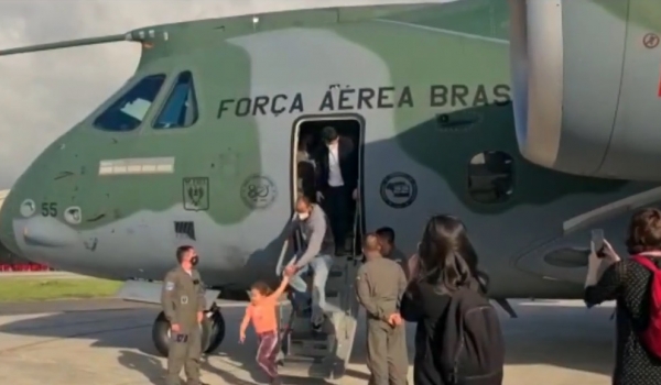 Avião da FAB com brasileiros e estrangeiros vindos da Ucrânia chega ao Brasil