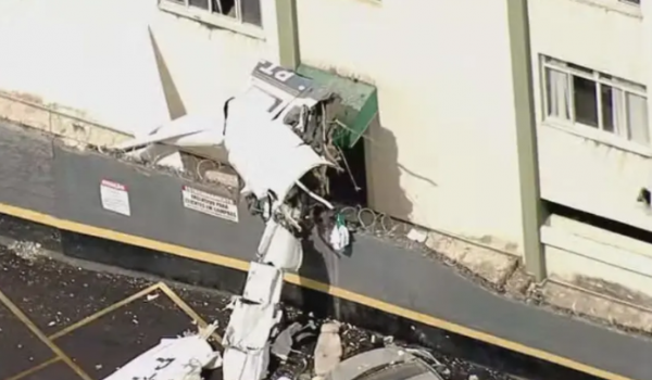 Avião de pequeno porte cai sobre prédio residencial em MG e deixa um morto e três feridos graves