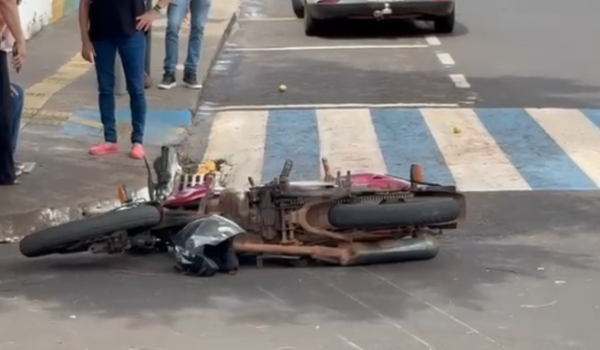 Batida entre carro e moto deixa duas pessoas feridas no centro de Rio Verde