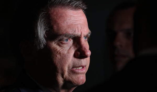 Bolsonaro afirma que irá recorrer à Justiça para tentar obrigar a Petrobras a reduzir preço dos combustíveis