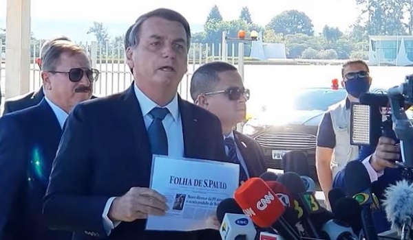 Bolsonaro nega pedido de troca da PF e manda jornalistas calarem a boca