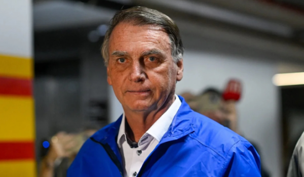 Bolsonaro passa por novo procedimento para tratar crises de soluços em Brasília nesta terça (30)