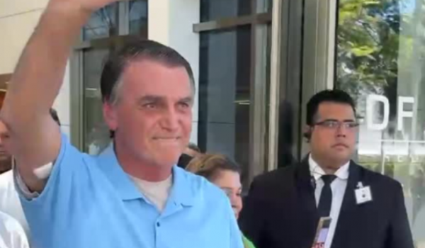 Bolsonaro recebe alta e deixa hospital em Brasília