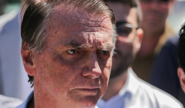 Bolsonaro sofre queda em cela da PF, tem traumatismo leve e pode passar por exames em hospital