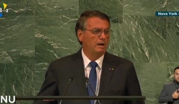 Bolsonaro discursa, após ter sua imagem projetada no prédio da ONU sendo chamado de vergonha