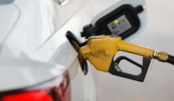 Consumidores podem ganhar opção de gasolina sem etanol; proposta avança no Congresso